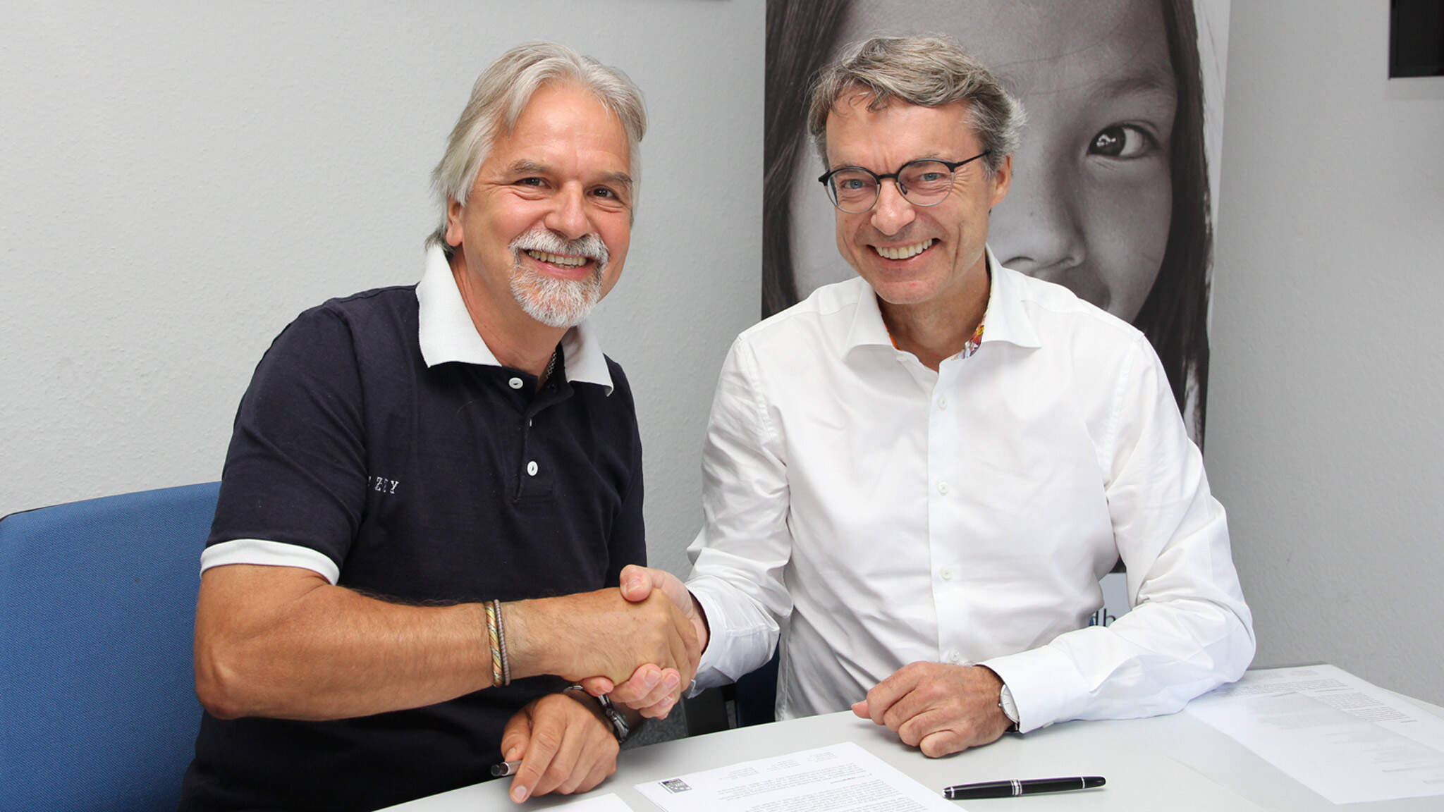 Albert Recknagel, Executive Spokesman terre des hommes (åt vänster) och Bernhard Simon, CEO DACHSER (åt höger).