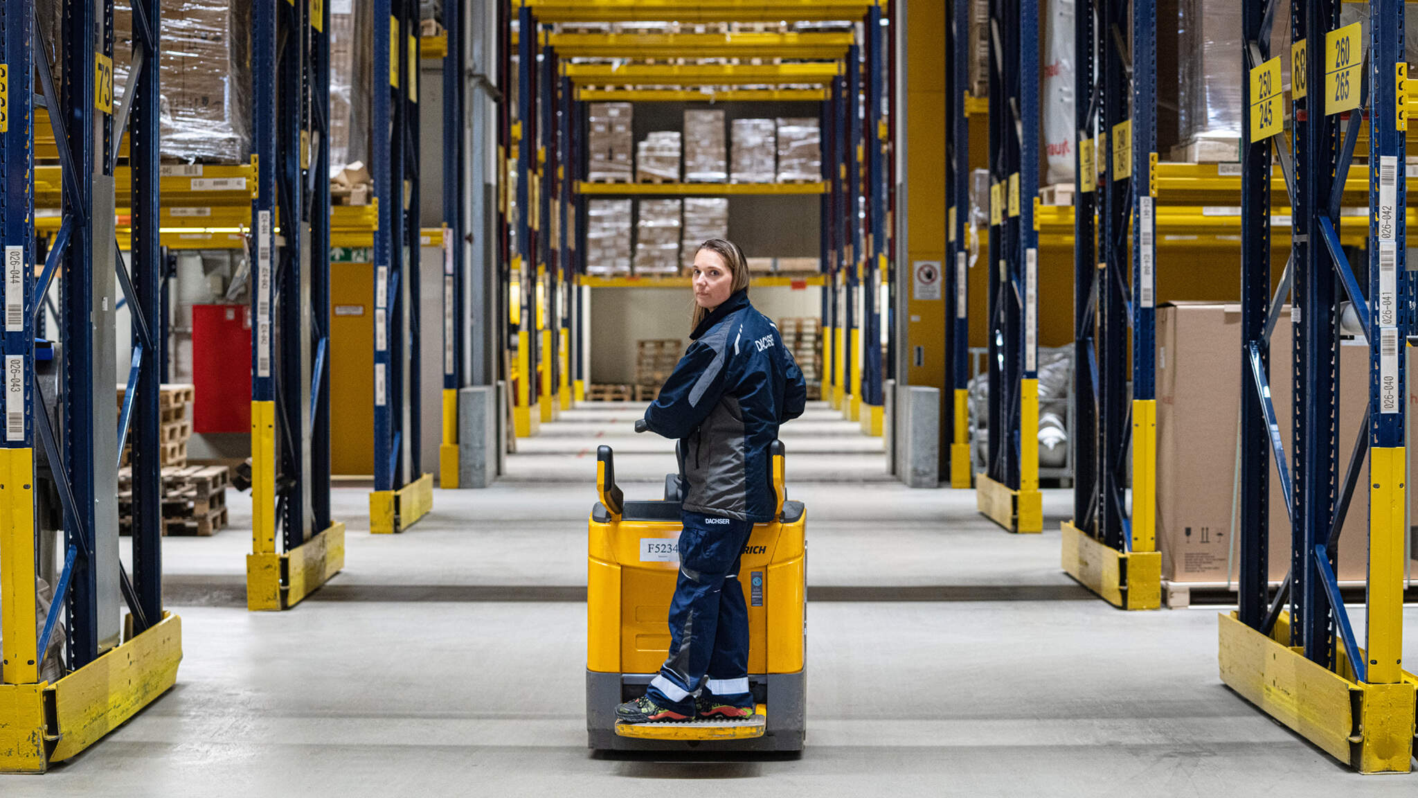För räkenskapsåret 2022 rapporterar logistikleverantören DACHSER intäkter på 8,1 miljarder euro, en ökning med 14,9 procent. För räkenskapsåret 2022 rapporterar logistikleverantören DACHSER intäkter på 8,1 miljarder euro, en ökning med 14,9 procent.