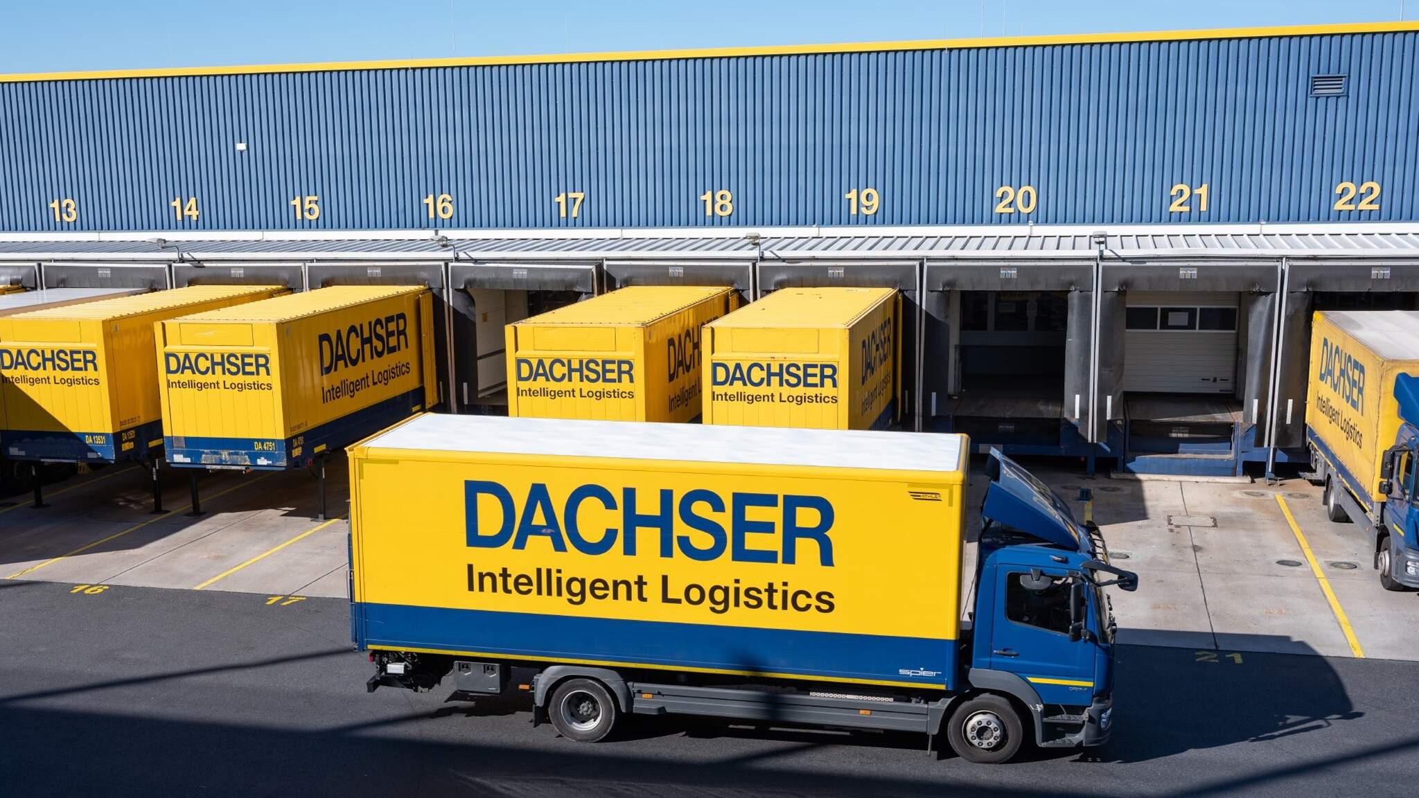 DACHSER har ett globalt nätverk med en logistikkedja som går från leverantör till försäljningsställe via en enda källa. DACHSER har ett globalt nätverk med en logistikkedja som går från leverantör till försäljningsställe via en enda källa.
