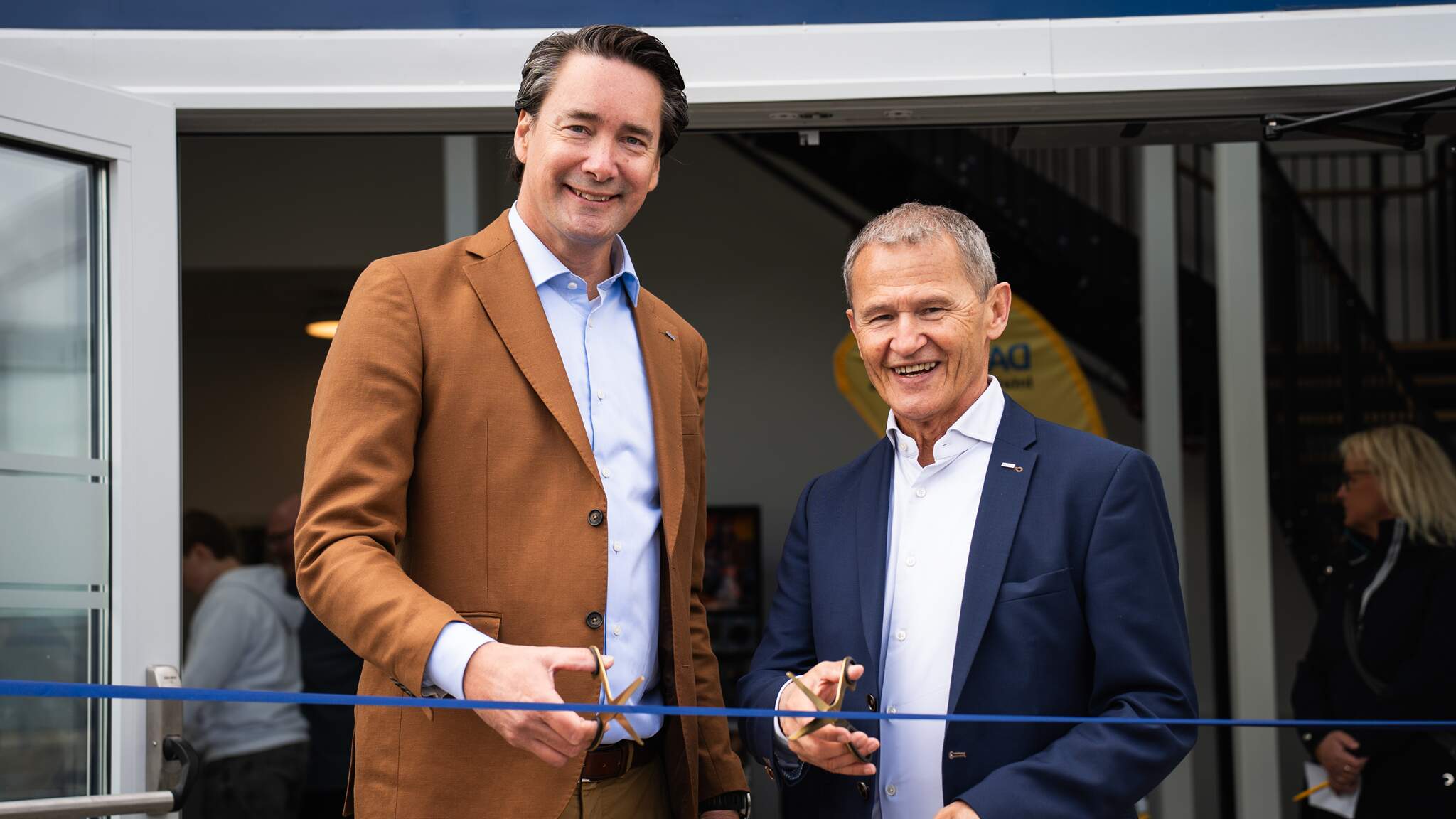 Carl-Johan Westas, Country Manager European Logistics, DACHSER Sweden och Wolfgang Reinel, Managing Director European Logistics North Central Europe DACHSER klippte bandet. Carl-Johan Westas, Country Manager European Logistics, DACHSER Sweden och Wolfgang Reinel, Managing Director European Logistics North Central Europe DACHSER klippte bandet.