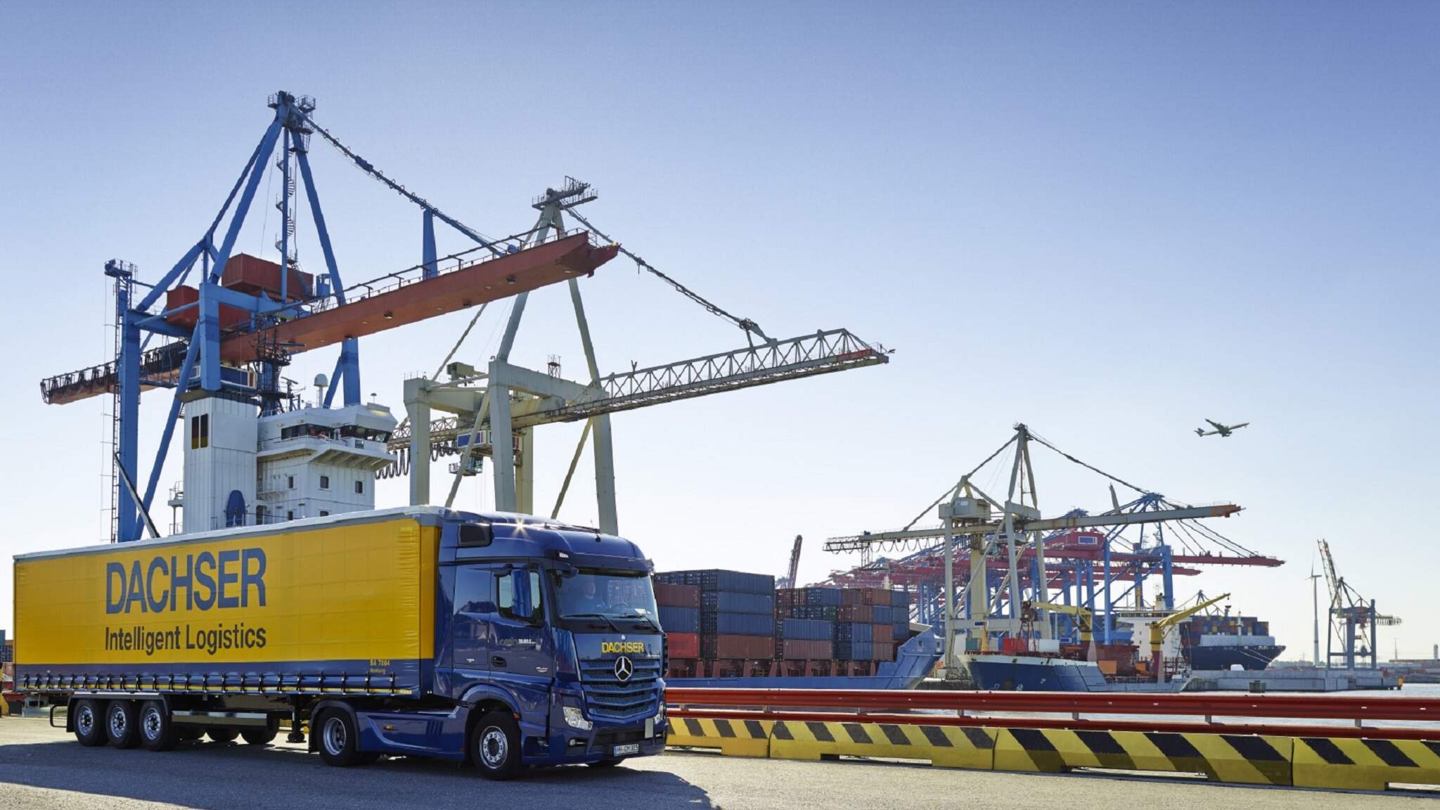DACHSER Sweden AB består av två avdelningar för vägtransport respektive sjö- och flygfrakt DACHSER Sweden AB består av två avdelningar för vägtransport respektive sjö- och flygfrakt