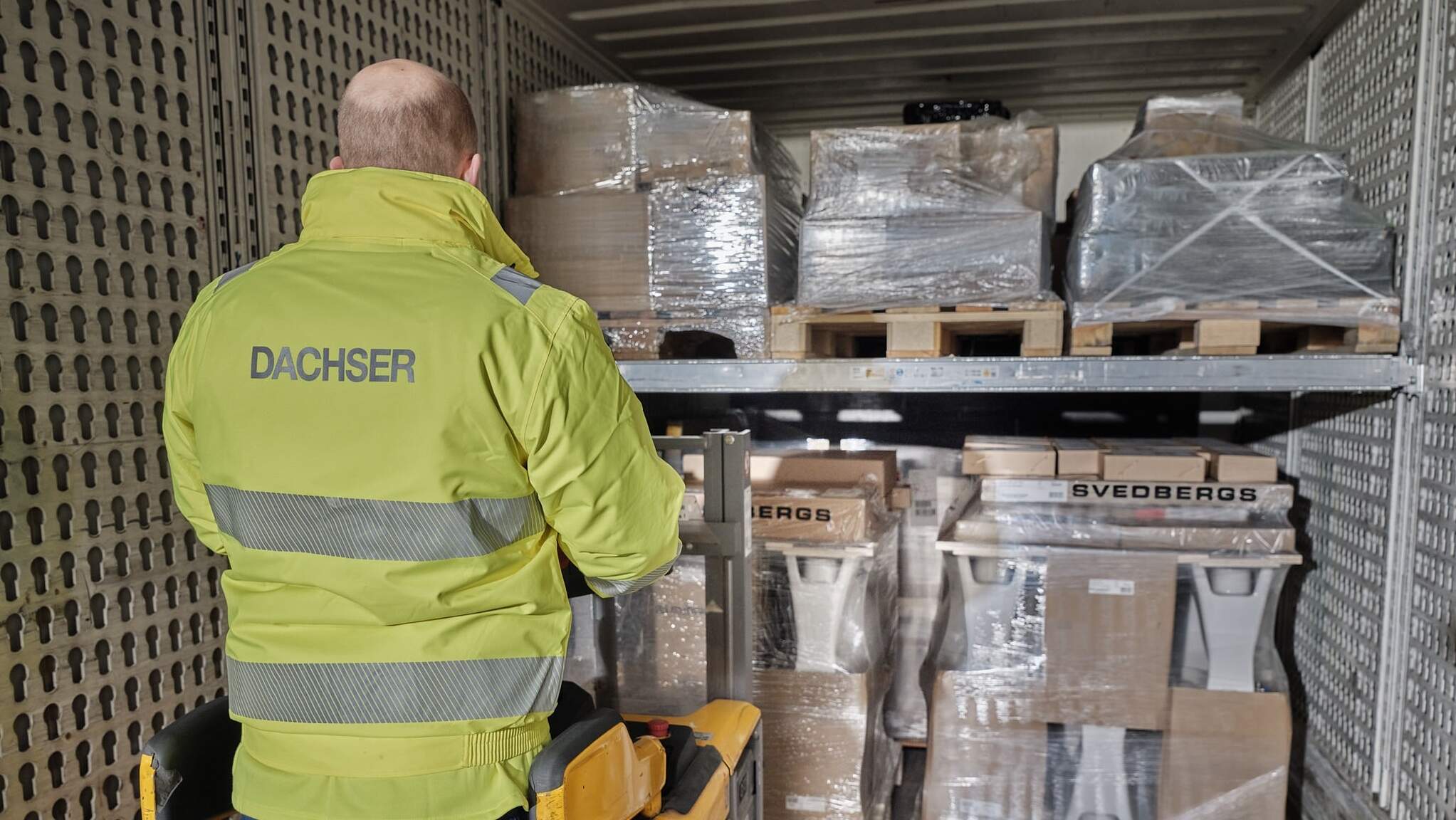 DACHSERs lastbärare med balksystem skapar en bra fyllnadsgrad och bidrar till att ömtåligt gods inte staplas på varandra. (Bild: Morten Bruhn) DACHSERs lastbärare med balksystem skapar en bra fyllnadsgrad och bidrar till att ömtåligt gods inte staplas på varandra. (Bild: Morten Bruhn)
